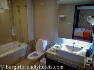 Aspen Suites Hotel bathroom