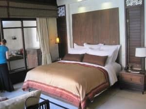 Le Meridien Koh Samui Resort bed and room