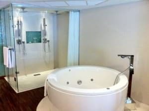 Dusit D2 Baraquda Pattaya Hotel tub and toilet