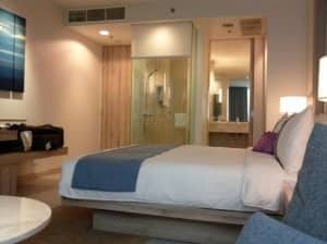 Holiday Inn Pattaya room and bed
