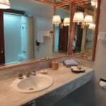 Montien Hotel Bangkok bathroom