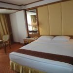 Montien Hotel Bangkok bed