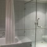 Royal Benja Hotel shower and bathroom