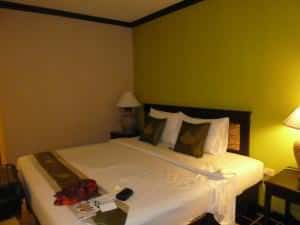 Jomtien Thani Hotel bed corner