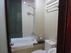 Green Suites Hotel 1 HCMC tub in bathroom