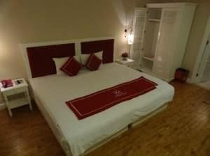 Calypso Grand Hotel big bed in the room