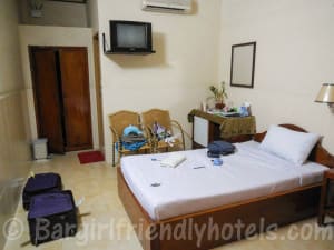 Room-amenities-TV-and-minibar-at-dara-reang-sey-hotel