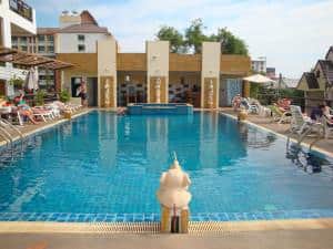 Golden Sea Pattaya swimming pool area