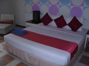 Sawasdee Sea View Pattaya Hotel king size bed