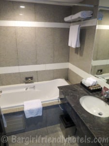 Bathroom of the Grande Superior room in the DoubleTree by Hilton Bangkok Ploenchit