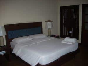 Rose Bay Resort in Pattaya bedroom of Superior balcony king bed