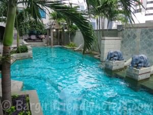 Swimming pool of the DoubleTree by Hilton Bangkok Ploenchit