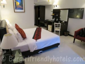 Big bed and room furinishing of the Superior Balcony room in Blue Sky Hotel Pattaya --_