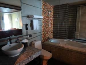 the-fusion-suites-bangkok-bathroom-with-bath