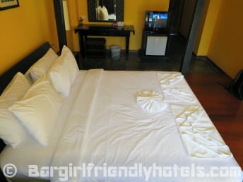 Keeree Ele Hotel big bed in standard room