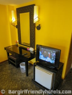 Keeree Ele Hotel standard room amnities including TV and desk