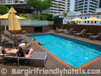 The small rooftop swimming pool at Dawin Bangkok Hotel