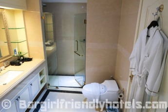 Bahtroom has seperate shower andJacuzzi rooms inside deluxe rooms of LK the Empress Hotel