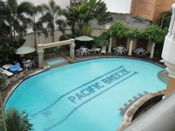 pacific-breeze-hotel-pool