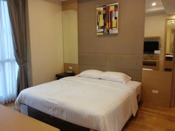 39 Boulevard Executive Residence bedroom with great views over bangkok