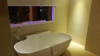 Hotel Mermaid Bangkok nice big tub in the bathroom
