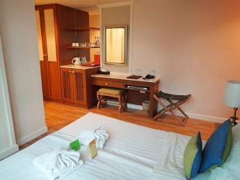 Salil Hotel Sukhumvit Soi 8 view of room amenities