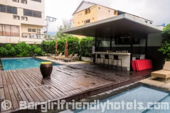 bar-area-in-between-the-two-pools-at-ground-level-in-the-lantern-resorts-patong