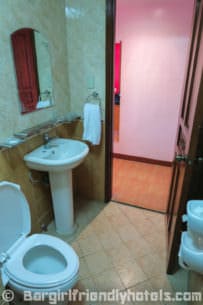 bathroom-amenities-in-superior-rooms-of-swiss-chalet-angeles