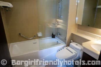bathroom-found-in-deluxe-rooms-of-lohas-suites-sukhumvit-by-superhotel-thailand