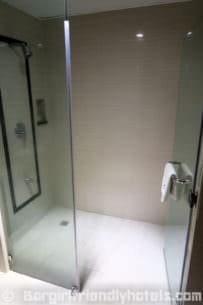 Great walk in shower in the bathroom with loads of space in Central Park Hotel Angeles