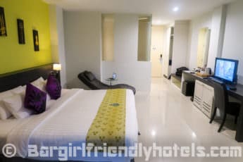 clean-modern-44-square-meter-pent-rooms-inside-the-lantern-resorts-patong