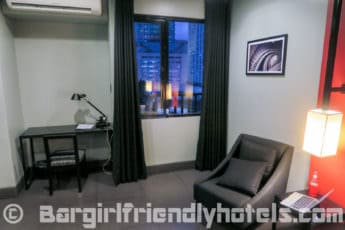 closer-look-at-the-room-amenities-and-modern-decor-in-amelie-hotel-manila