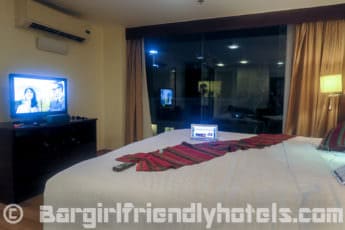 comfortable-rooms-with-big-windows-overlooking-sukhumvit-in-lohas-suites-bangkok-by-superhotel-thailand