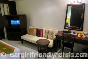 deluxe-room-furniture-include-lots-of-thai-furniture-in-safari-beach-hotel