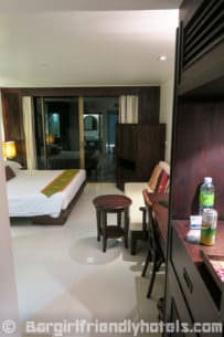 entering-my-40-square-meters-safari-deluxe-i-safari-beach-hotel-in-patong