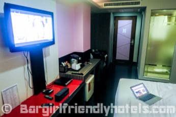 flat-screen-tv-and-room-amenities-of-heaven-at-4-hotel-in-soi-nana