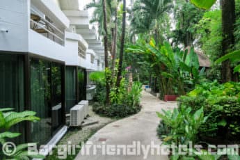 lush-tropical-gardens-shading-the-rooms-in-safari-beach-hotel