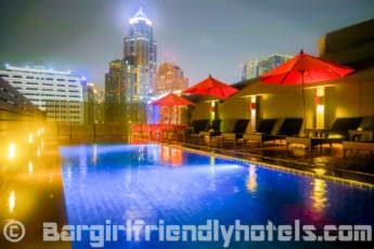 roof-top-pool-overflooking-bangkok-at-hotel-solo-sukhumvit-2_