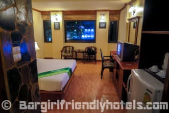 rooms-have-a-decent-enough-ammount-of-space-in-the-tiger-inn-hotel_