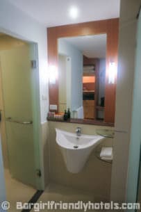 sink-in-between-separate-shower-and-toilet-in-rooms-of-hotel-solo-sukhumvit-2