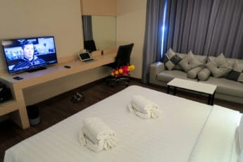 The Deluxe rooms have a nice HD LCD TV in Parinda Hotel Bangkok